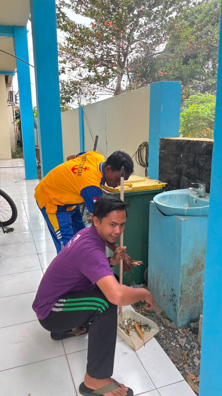 Gerakan Bersih-Bersih Kantor  "Lingkungan Kerja Bersih dan Nyaman, Bersama Menghubungkan Indonesia"
